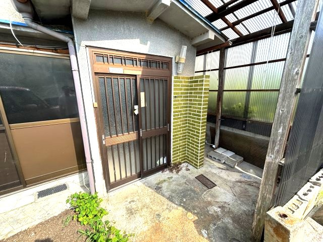 新堂一戸建のエントランス