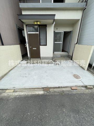 中石切町5丁目中古戸建の駐車場|軽自動車なら駐車可能なスペースがございます！