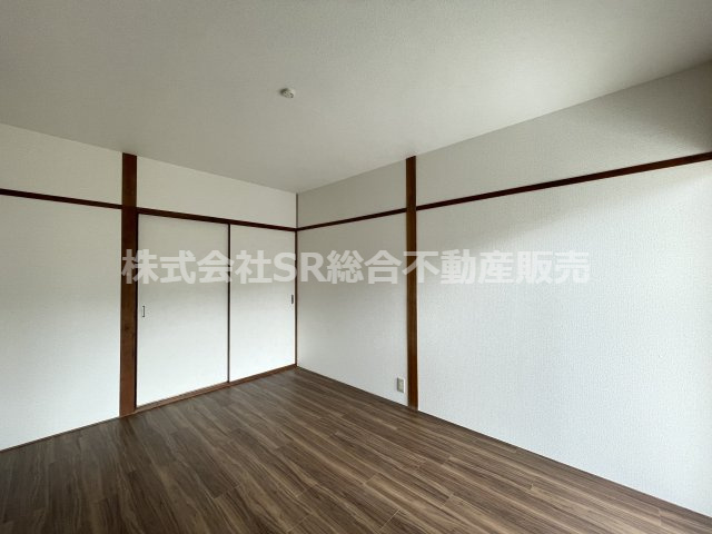 中石切町5丁目中古戸建の洋室|1F　6.0帖。大きな窓から明るい光が入ってくる洋室です！