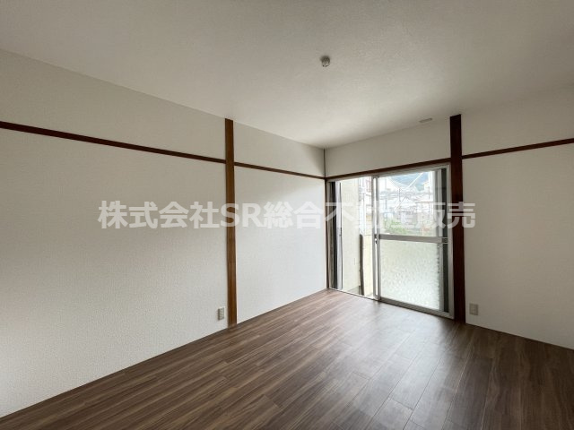 中石切町5丁目中古戸建の居間・リビング|こちらの洋室をリビングとして使用すれば、ご家族でゆったりくつろげる空間です！