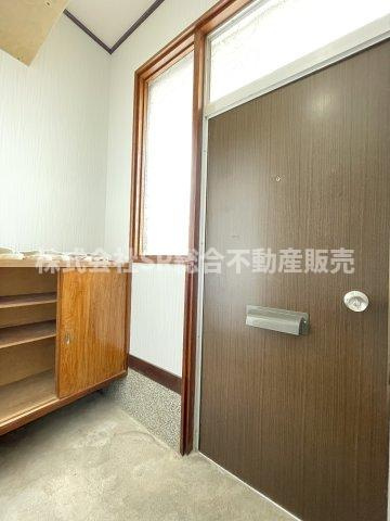 中石切町5丁目中古戸建の玄関|玄関にはシューズボックスもございます！