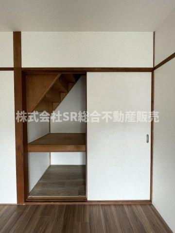 中石切町5丁目中古戸建の収納|デッドスペースになりがちな階段下にも収納がございます！