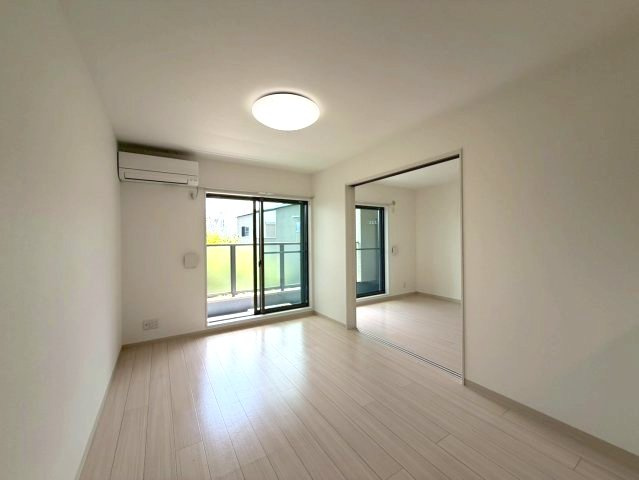 寝屋川市木田町のアパートの居間・リビング