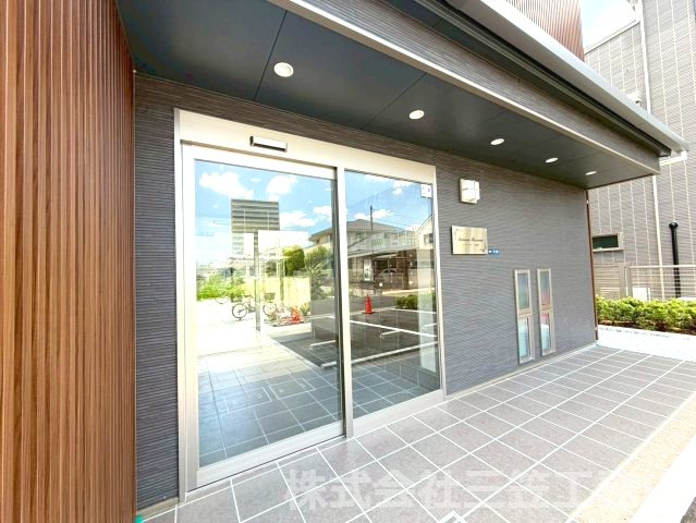 寝屋川市木田町のアパートのエントランス
