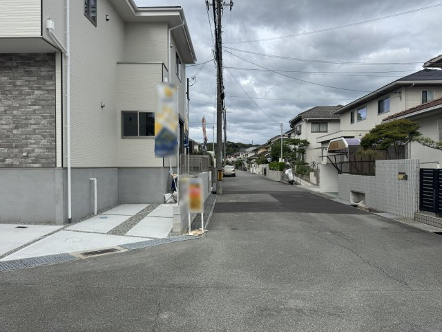 神戸市西区狩場台２丁目新築戸建２号棟の前面道路含む現地写真