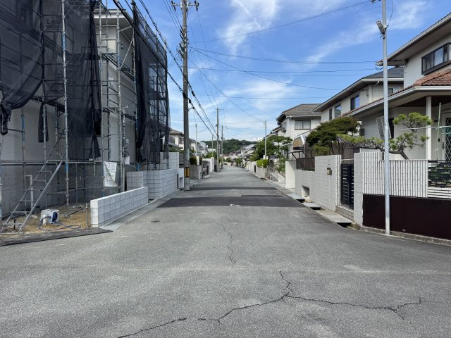 神戸市西区狩場台２丁目新築戸建２号棟の前面道路含む現地写真
