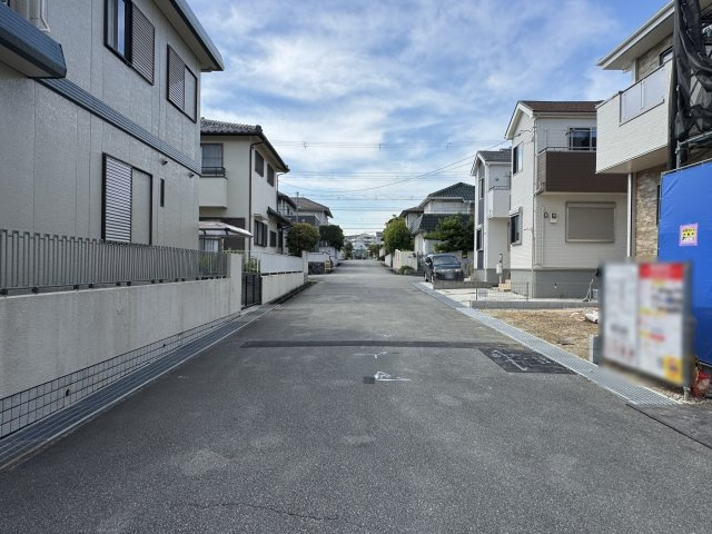 神戸市西区狩場台２丁目新築戸建２号棟の前面道路含む現地写真