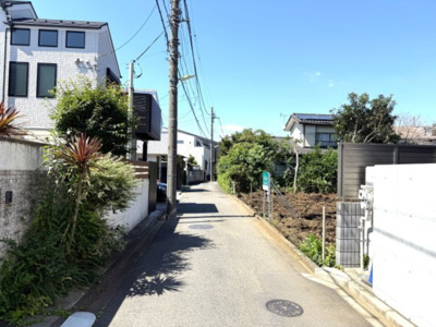 【前面道路含む現地写真】 | 祖師ヶ谷大蔵駅７分【仲介手数料が４０％（１７０万円）ＯＦＦ！】■ウルトラマン商店街近く | 仲介手数料４０％（１７０万円）ＯＦＦ！
家計応援サービスの限界に挑戦中！
■祖師ヶ谷大蔵駅７分
■ウルトラマン商店街近く
■住環境良好
■お好きなハウスメーカーで建築可
■各ハウスメーカーがお得