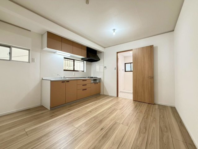 浜寺諏訪森町西４丁　中古一戸建のキッチン|約８帖のダイニングキッチンです！料理の配膳や片付けがスムーズで、家事のストレスがない広さです！是非現地にてご確認ください♪