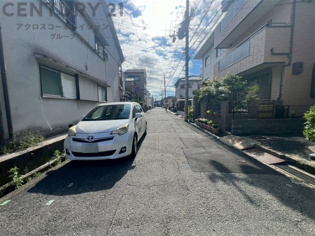 前の道路は約6ｍ幅とゆとりがあります。