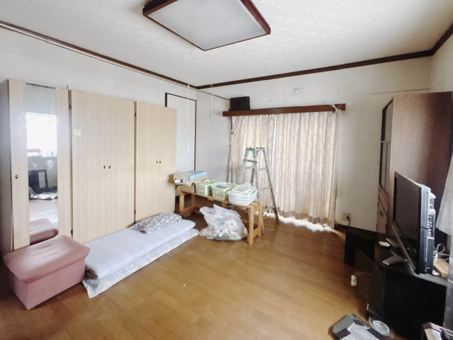 【中古戸建】太田市山之神町の洋室|■洋室｜木目調のフローリングは、ほっと心和む空間。様々な種類のインテリアグリーンを取り入れれば緑あふれる明るい空間にもなります。