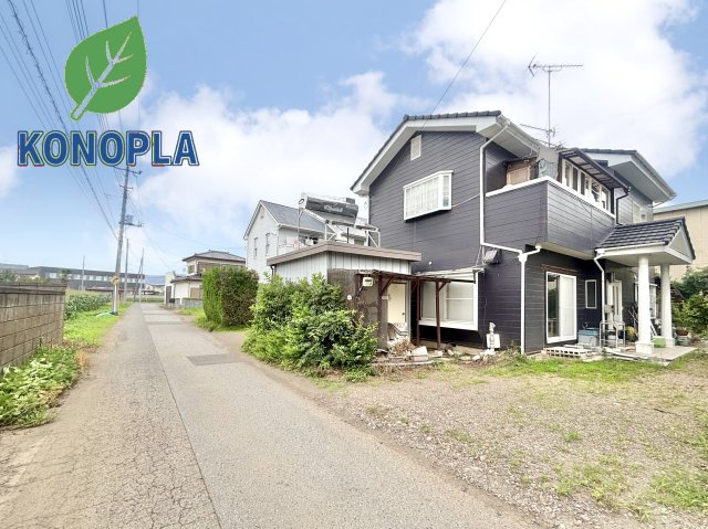 【中古戸建】太田市山之神町の外観|■外観｜黒の外壁と木目調の外壁がスタイリッシュで、全体的にクールで引き締まった印象の外観です。