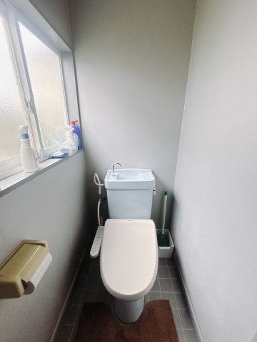 【中古戸建】太田市山之神町のトイレ|■トイレ｜自然光が入る落ち着いた空間です。ついつい長居してしまいますね♪