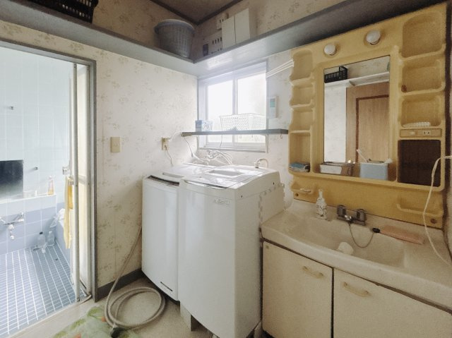 【中古戸建】太田市山之神町の独立洗面台|■洗面室｜洗濯機を置いてもゆとりある広さの洗面脱衣室です。冬はストーブ、夏にはサーキュレーターを置き、快適に過ごすことができます♪