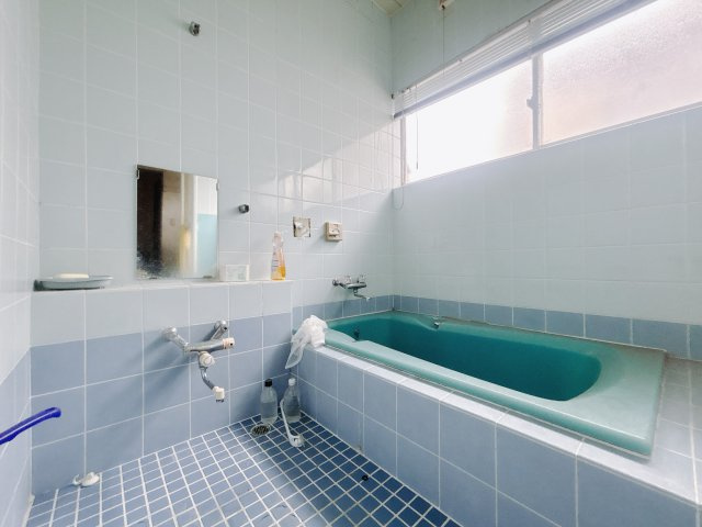 【中古戸建】太田市山之神町の浴室|■浴室｜清潔感あふれる浴室です。1日の疲れを癒す、ゆったりとしたバスタイムをぜひお過ごしください(*＾＾*)大きな窓付きで嬉しい♪