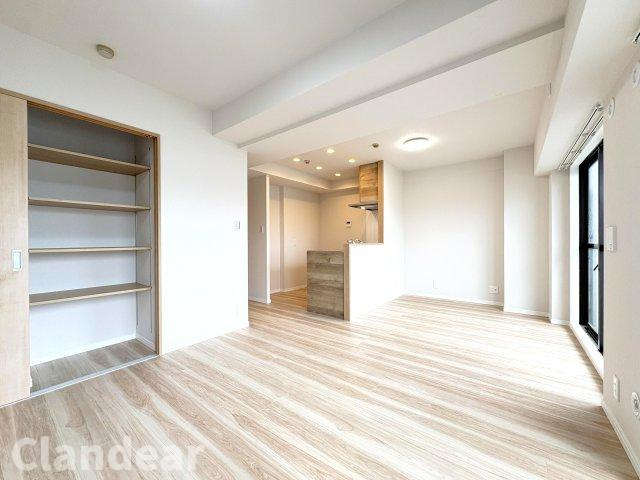 ライオンズマンション草加東の居間・リビング|ドキドキの新生活も、安心してスタート。ぴったりの住まいを見つけませんか？クランディアが一緒に住まい選びをサポートします‼　まずは、お気軽にお問合せください　＃クランディア