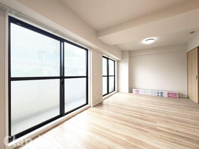 ライオンズマンション草加東の居間・リビング|ドキドキの新生活も、安心してスタート。ぴったりの住まいを見つけませんか？クランディアが一緒に住まい選びをサポートします‼　まずは、お気軽にお問合せください　＃クランディア