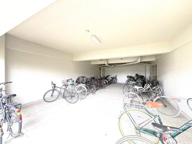 ライオンズマンション草加東の駐輪場|ドキドキの新生活も、安心してスタート。ぴったりの住まいを見つけませんか？クランディアが一緒に住まい選びをサポートします‼　まずは、お気軽にお問合せください　＃クランディア
