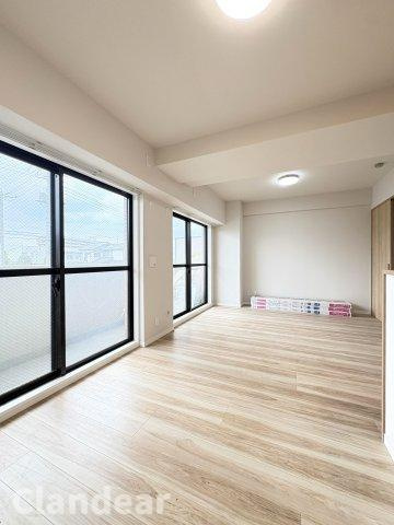 ライオンズマンション草加東の居間・リビング|ドキドキの新生活も、安心してスタート。ぴったりの住まいを見つけませんか？クランディアが一緒に住まい選びをサポートします‼　まずは、お気軽にお問合せください　＃クランディア