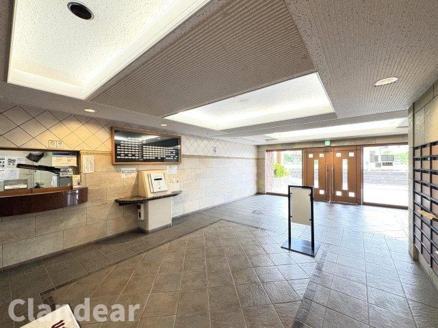 ライオンズマンション草加東のロビー|ドキドキの新生活も、安心してスタート。ぴったりの住まいを見つけませんか？クランディアが一緒に住まい選びをサポートします‼　まずは、お気軽にお問合せください　＃クランディア