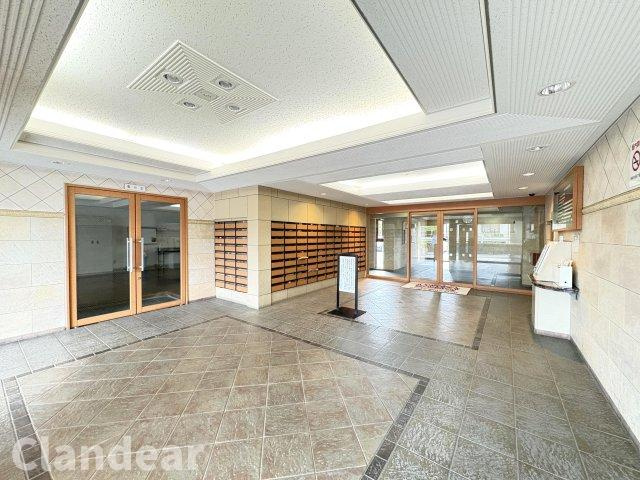 ライオンズマンション草加東のロビー|ドキドキの新生活も、安心してスタート。ぴったりの住まいを見つけませんか？クランディアが一緒に住まい選びをサポートします‼　まずは、お気軽にお問合せください　＃クランディア