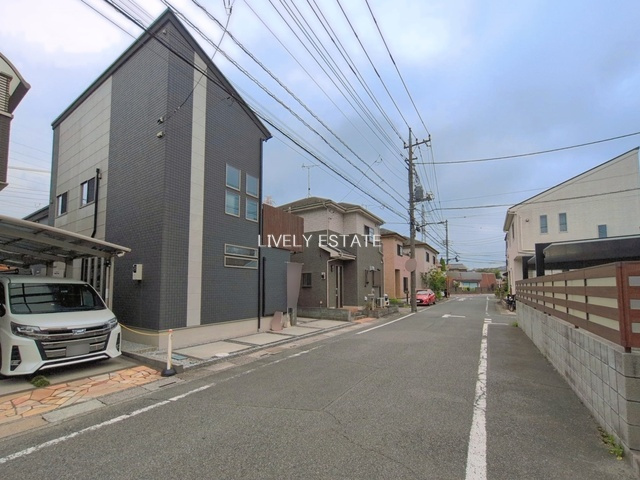 草加市青柳7丁目 中古戸建の前面道路含む現地写真