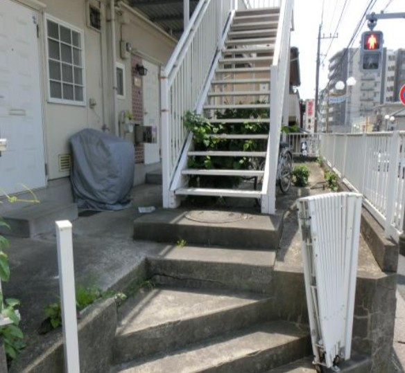 千葉市中央区南町３丁目のアパートのエントランス