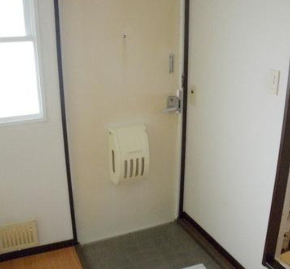 千葉市中央区南町３丁目のアパートの玄関