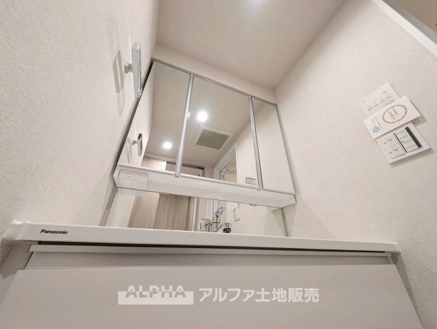 エクストール世田谷千歳の独立洗面台|【Powder room】
◆独立洗面台◆朝の身支度や帰宅後の手洗いも快適に行える独立洗面台。収納スペースも備えており、洗面用品をすっきり整理できる使い勝手の良い空間です。