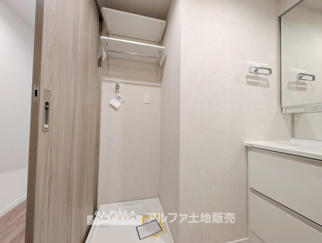 エクストール世田谷千歳のランドリースペース|【Laundry space】
◆ランドリースペース◆洗濯機まわりにゆとりのある設計で、家事動線もスムーズ。浴室換気乾燥機を備えているため、天候を気にせず洗濯ができ、毎日の家事負担を軽減してくれます。