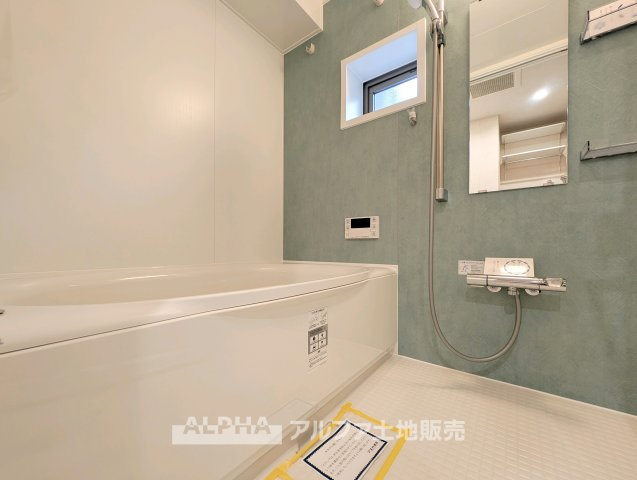 エクストール世田谷千歳の浴室|【Bath room】
◆バスルーム◆一日の疲れをゆっくり癒せる落ち着いたバスルーム。浴室乾燥機付きで天候を気にせず洗濯でき、毎日の暮らしにも便利な空間です。