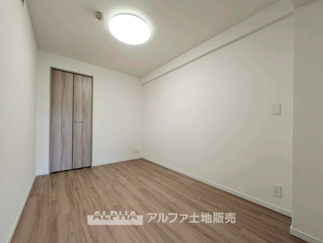 エクストール世田谷千歳の洋室|"【multi room】
◆多用途に使える一室◆収納やワークスペースとしても活用できる洋室。家族構成やライフスタイルに合わせて柔軟に使える空間です。"