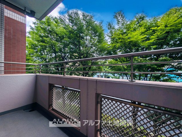エクストール世田谷千歳の展望|【Sunny Space】
◆暮らしに広がりを◆陽当たりに配慮されたバルコニーは、洗濯物も乾きやすく、外の景色を眺めながらゆったり過ごせる場所になっています。