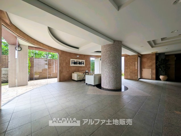 エクストール世田谷千歳のロビー|【lobby】
◆ロビー◆共用部は管理の行き届いた綺麗なスペース。いつも明るく家族を、来客を出迎えてくれる大切な場所です。
