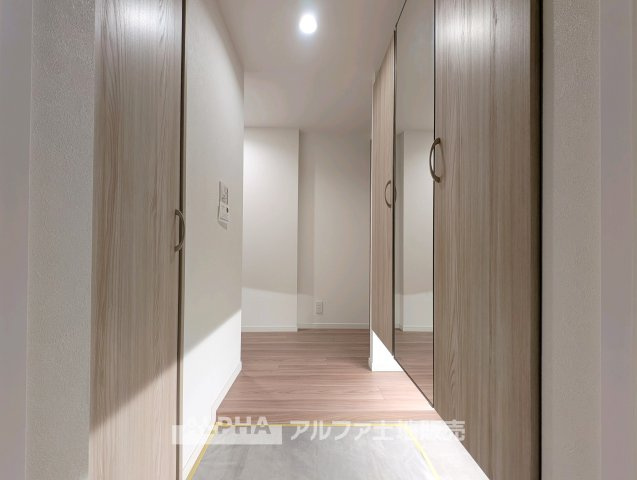 エクストール世田谷千歳の居間・リビング|【Welcome Space】
◆玄関◆帰宅時にほっとできる、穏やかな空気感の玄関。整った空間が日々の切り替えを自然にサポートし、来客時にも好印象を与えます。