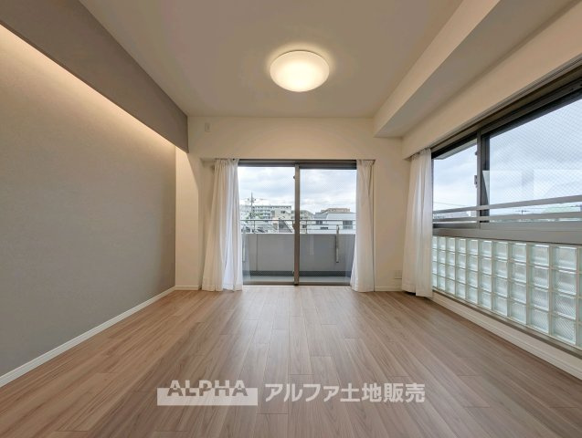 エクストール世田谷千歳の居間・リビング|【Daily Livi添う◆
朝食を囲む時間から夜のくつろぎまで、家族それぞれの時間をやさしく包み込み、暮らしの中心となるリビングです。