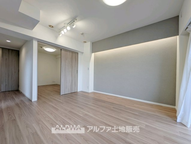 エクストール世田谷千歳の居間・リビング|【Daily Scene】
◆暮らしをつなぐ場所◆
「おはよう」から「おやすみ」まで、一日のさまざまな時間が交差するリビング。家族の何気ない毎日を、心地よく支える空間です。