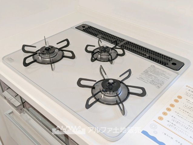 エクストール世田谷千歳のキッチン|【gas stove】◆ガスコンロ◆使い勝手に配慮されたガスコンロを備えたキッチン。火力調整がしやすく、毎日の調理がスムーズに進み、家事の時間を心地よく支えてくれます