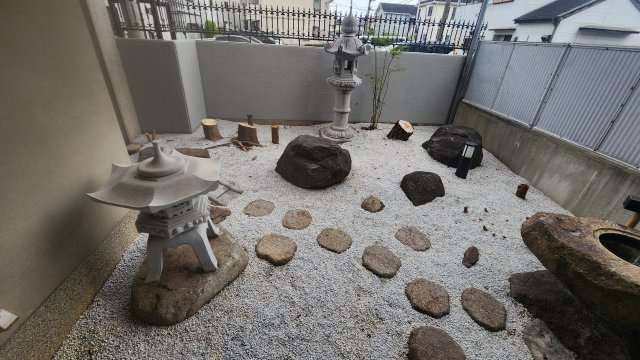 【庭】カーサコモドアシヤ