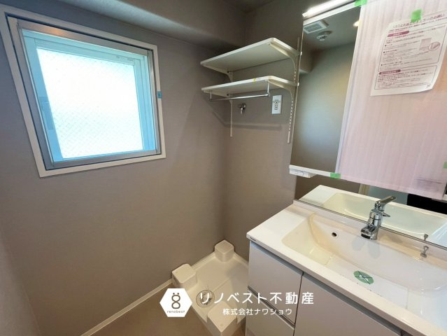 ディオ・フェルティ布施の洗面所|上部棚付きの洗濯機置場♪
洗剤やタオル置場にぴったりですね◎