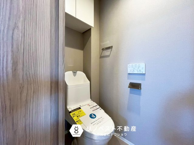 ディオ・フェルティ布施のトイレ|温水洗浄機能付きトイレ♪
上部棚にはトイレットペーパーやサニタリーグッズの収納も可能です◎