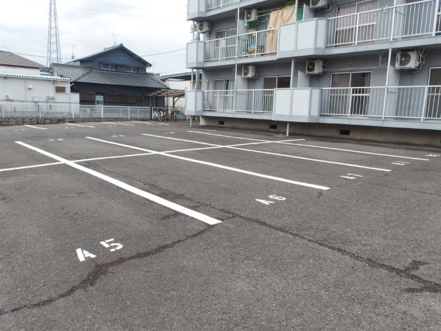 キャトルセゾンの駐車場