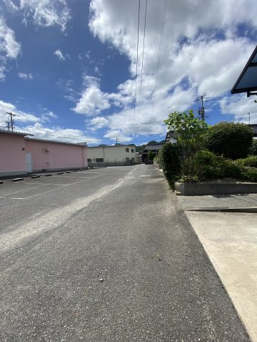 山口市三の宮２丁目の中古一戸建の前面道路含む現地写真