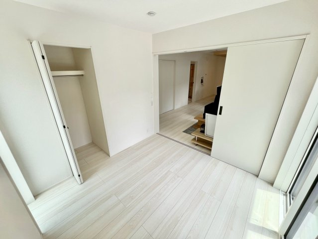 【仲介手数料無料】所沢市上新井5丁目の洋室|リビング横にある洋室です！！扉を外せばリビングと一体化して利用できます！