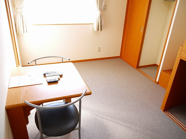 レオパレスセドナの寝室|明るい洋室です