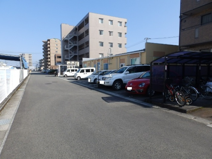 カサ･フェリスの駐車場|前面道路＆駐輪場