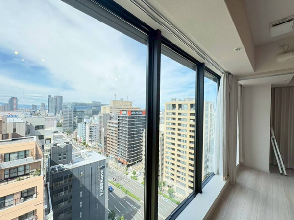 【展望】 | 【リビングダイニング】大きな窓からたくさんの陽が差し込み、お部屋全体がとても明るく、暖かみある空間です◎