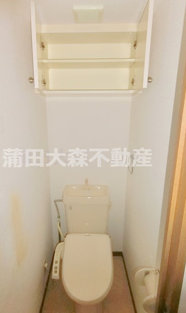 シンシア蒲田のトイレ|吊戸棚収納と温水洗浄便座付きのトイレ