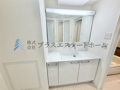 【独立洗面台】 | アスタ新長田タワーズコート6番館 | 身支度やお風呂上がり、寝る前の準備などの際に嬉しい大きな鏡付きです♪