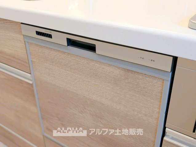 八幡山ビューグリーンのキッチン|【Dishwasher】
◆食洗器◆ビルトイン食器洗浄乾燥機を完備。家事の負担を軽減し、手洗いでは落としにくい汚れもスッキリ洗浄。忙しい毎日をサポートする便利な設備です。
